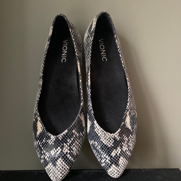 Vionic | Caballo Snake Print Pointed Toe Orthotic Ballet Flat - Picture 2 of 9